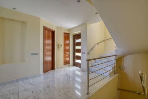 Spacious Entrance