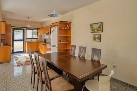 Kitchen-Dining Area