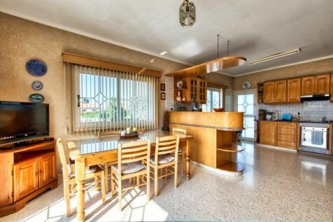 Kitchen dining area