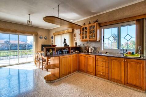 Kitchen dining area
