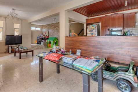 Kitchen,Lounge Area