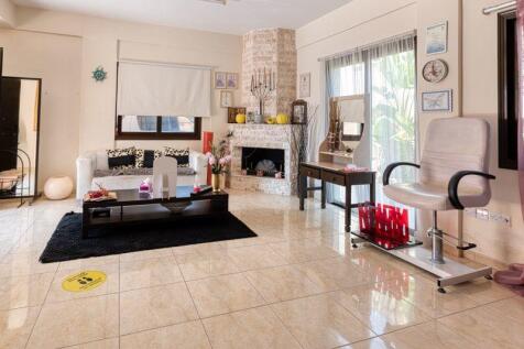 Lounge/Dining