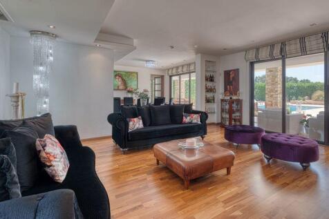 Formal Lounge Area