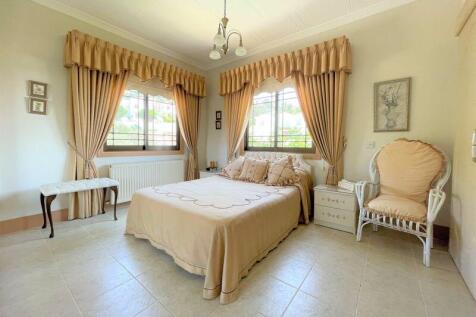 1st Floor bedroom 5
