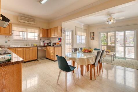 Kitchen-Dining Area