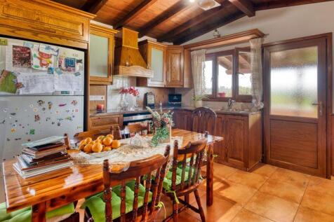 Kitchen Dining Area