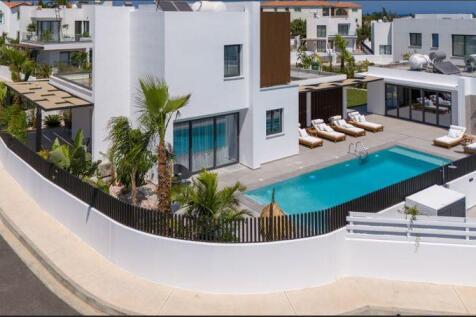 Villa &amp; Swimming...