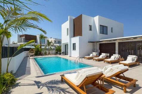 Villa &amp; Swimming...