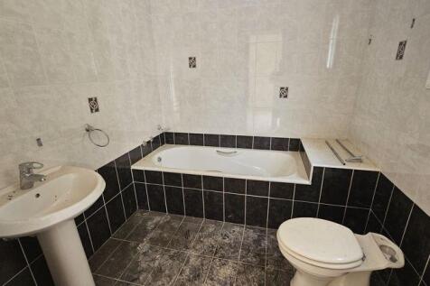 Family bathroom 1