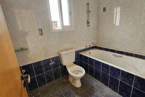 Family bathroom 2