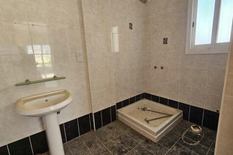 Bedroom 5 ensuite