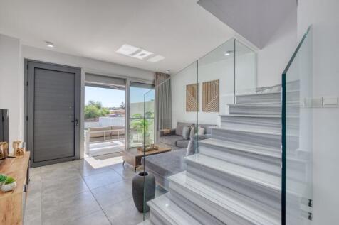 Entrance and Lounge