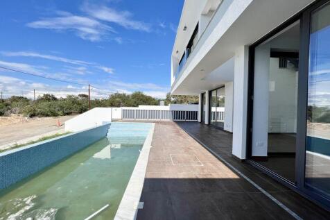 Veranda with Pool