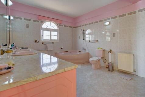Family Bathroom 1