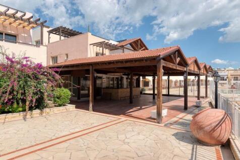 Communal Pool Bar