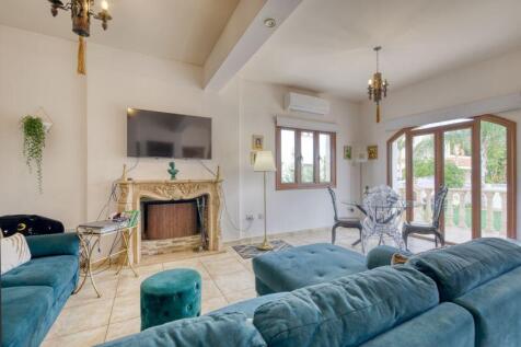 Lounge with Dining
