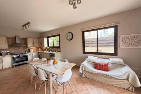 Kitchen dining area