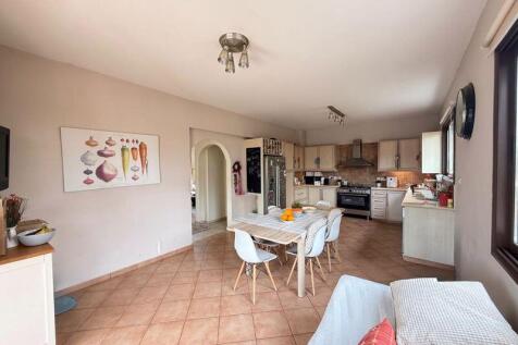 Kitchen dining area