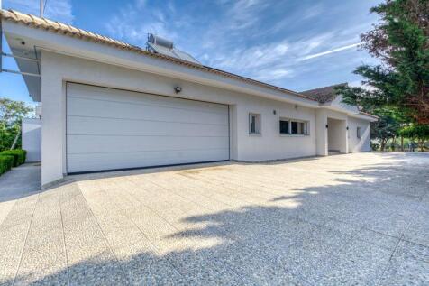 Drive with Garage