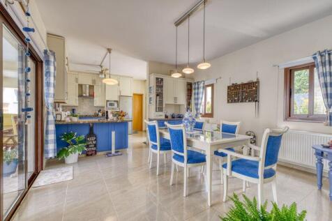 Kitchen &amp; Dining