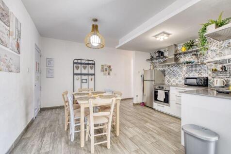 Kitchen &amp; Dining...