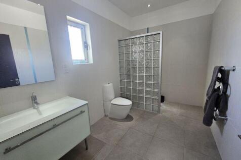 Bedroom 3 ensuite