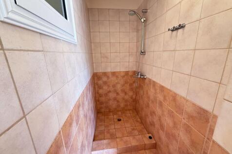 Pool Shower Room