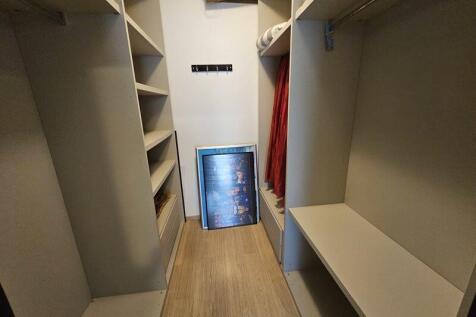 Bedroom 5 walk-in