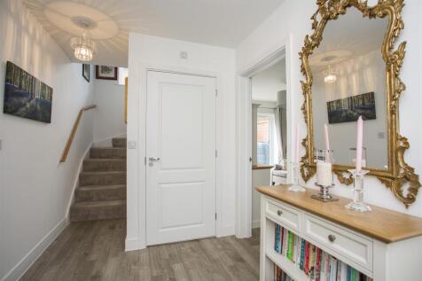 SPACIOUS  ENTRANCE  HALLWAY