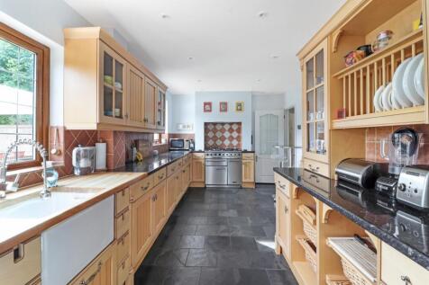 14 Kitchen.jpg