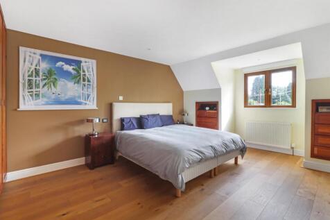 21 Bedroom.jpg