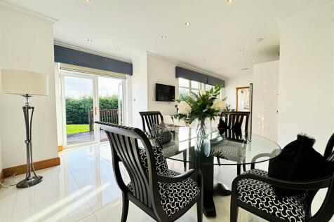 Kitchen/ Dining