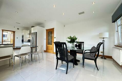 Kitchen/ Dining