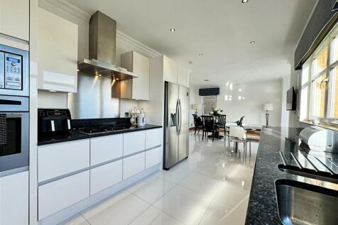 Kitchen/ Dining