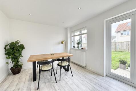 Kitchen/ Dining