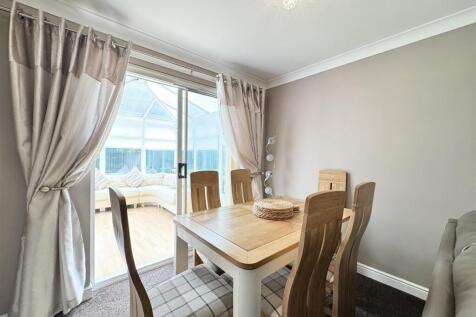Lounge/Dining