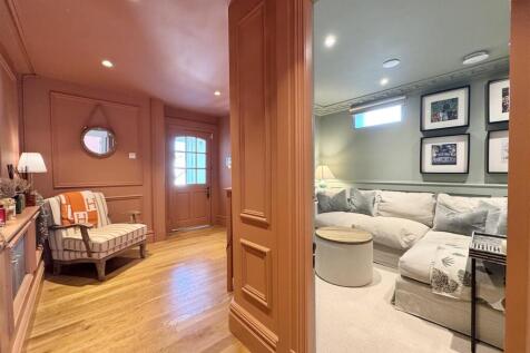 Hall/Snug