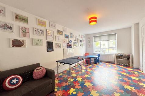 Bedroom 5/Games Room