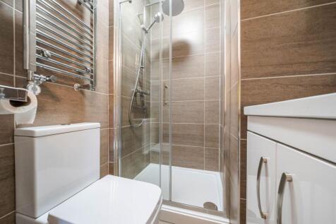 Front bedroom en-suite