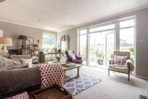 Sitting/dining room