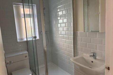 Bathroom Deri Avenue.jpg