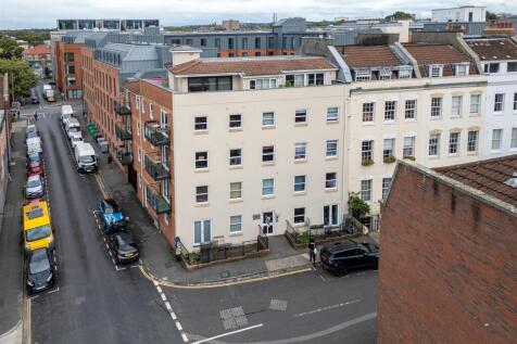 Flat 3, Balloon Court, 18 Cave Street St Pauls, Br