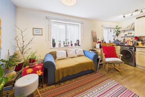 Flat 3, Balloon Court, 18 Cave Street St Pauls, Br
