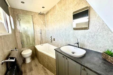 Bedroom 2 (Lower Deck)