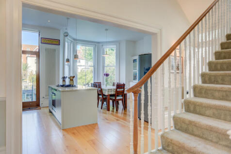 hallwayviewintokitchen