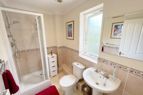 En-Suite to Bedroom 2