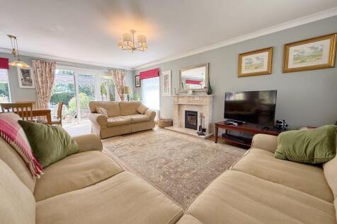 Sitting Room / Dining Room