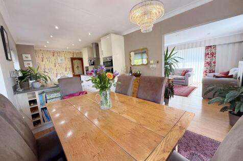 Kitchen / Dining Area