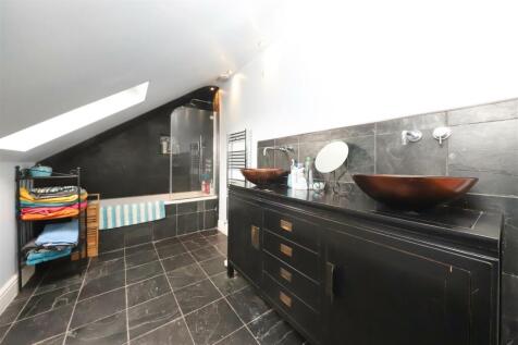 Master Bedroom En-Suite