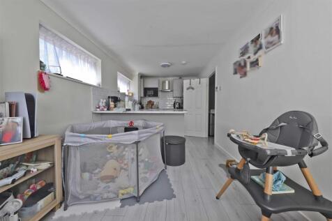 Kitchen / Dining Area